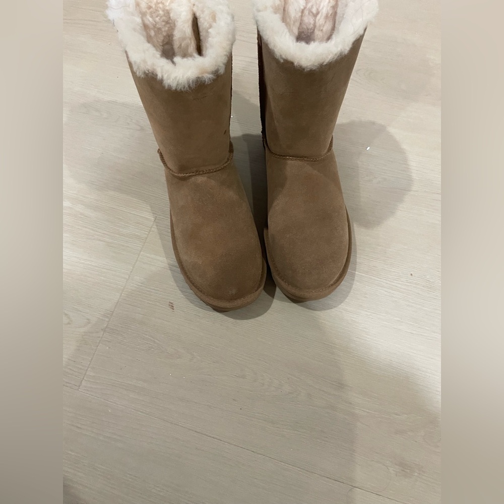 UGG Classic Short Bow Boots • Women’s 7 • Chestnut • Brand New